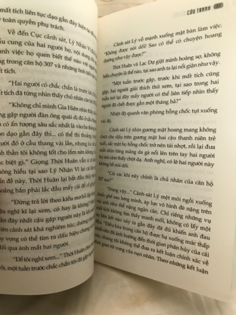 Bìa đẹp, cốt truyện ổn, giấy được, nhìn hình có vẻ xuyên vậy thôi chứ bên ngoài giấy ko quá mỏng, ko quá dày, chữ to rõ, hơi sạn xíu về mặt chính tả nhưng bỏ qua dc. Mua về đọc thử giết thời gian ko tồi.