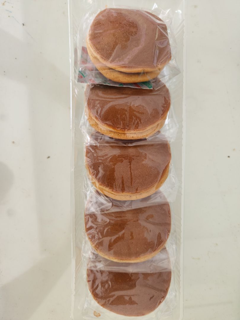 Bánh date còn rất mới, khá ngon, hơi lạt, chắc vị của Nhật nó thế. Điểm trừ là giao đến tay hộp bánh bị đè dập rách một mảng, nhưng bên trong có bọc chống sốc nên bánh k sao.