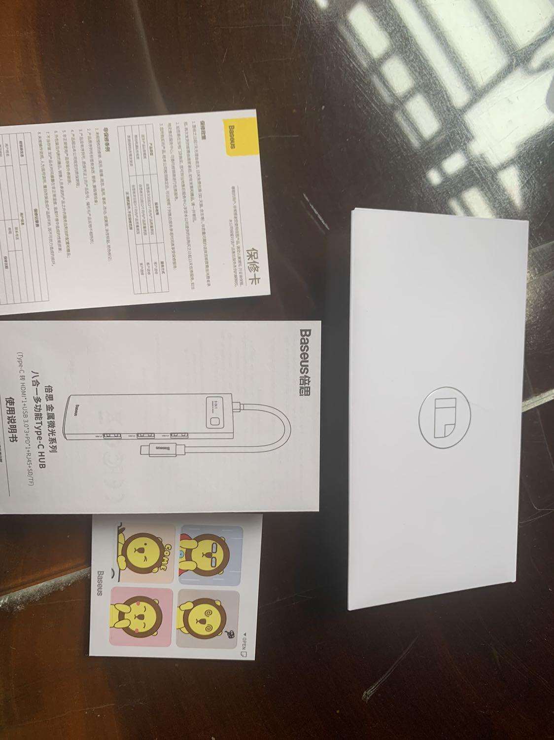 Tuy hộp hơi cũ.
Nhưng bên trong như mới.
Có đè báo nhận nguồn.
Có chỗ gắm cất để bảo vệ đầu type c.
Đã thử tốt với khả năng sạc macbook + và usb.