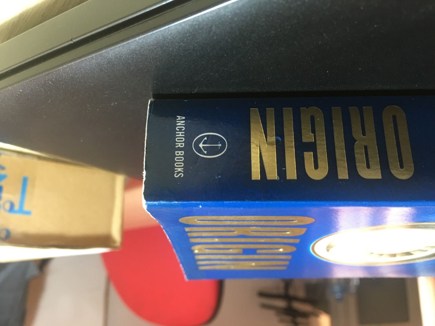 Gáy sách bị sờn và một số chữ ở bìa hơi bị sướt (như hình gửi) nên nhìn ko được mới lắm. Lý do theo mình là do Tiki cho sách vào hộp to quá nên khi vận chuyển sách bị va vào hộp. Mình góp ý với Tiki là nên gói (bọc sách lại) trước khi cho vào hộp thì sẽ bảo quản tốt hơn khi vận chuyển.