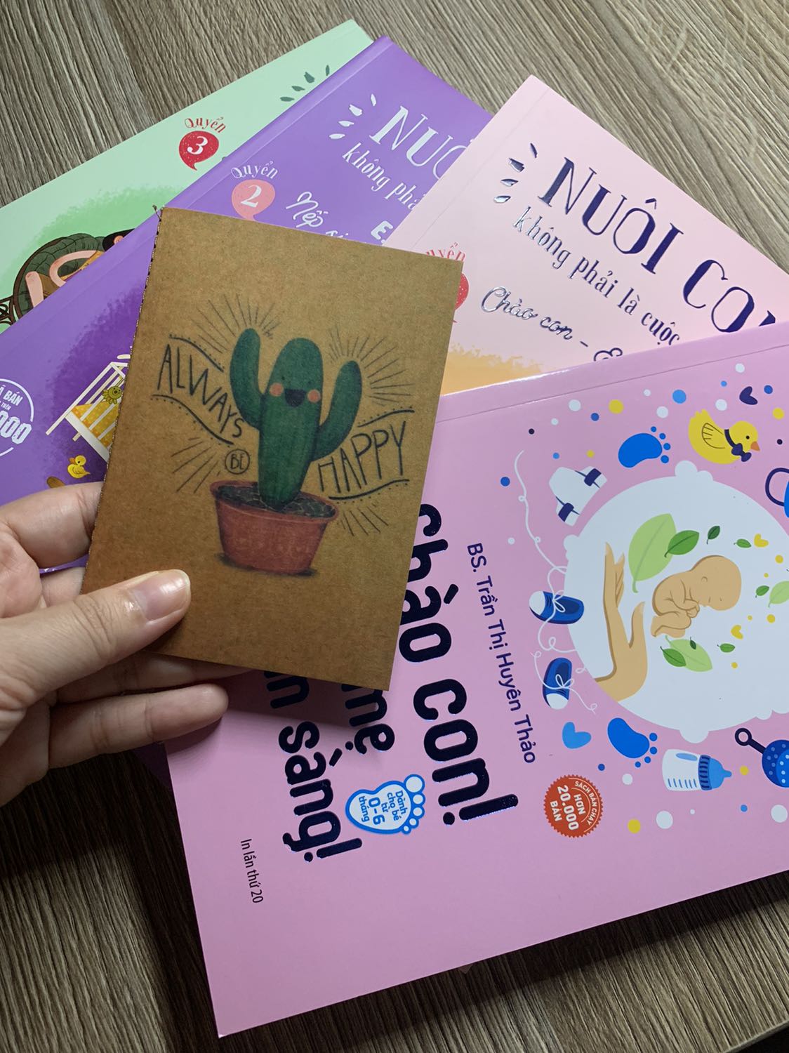 M mua bộ 4q gồm 3q Nuôi con + 1q Chào con!... 331k. Theo mình chất lượng giấy khá tốt, mực in rõ, có tặng 1 cuốn sổ mini. Mình hài lòng về sp, có khâu giao hàng thì mất gần 1 tuần mới giao, mn đừng mong quá r sốt ruột như mình! okela nhaz