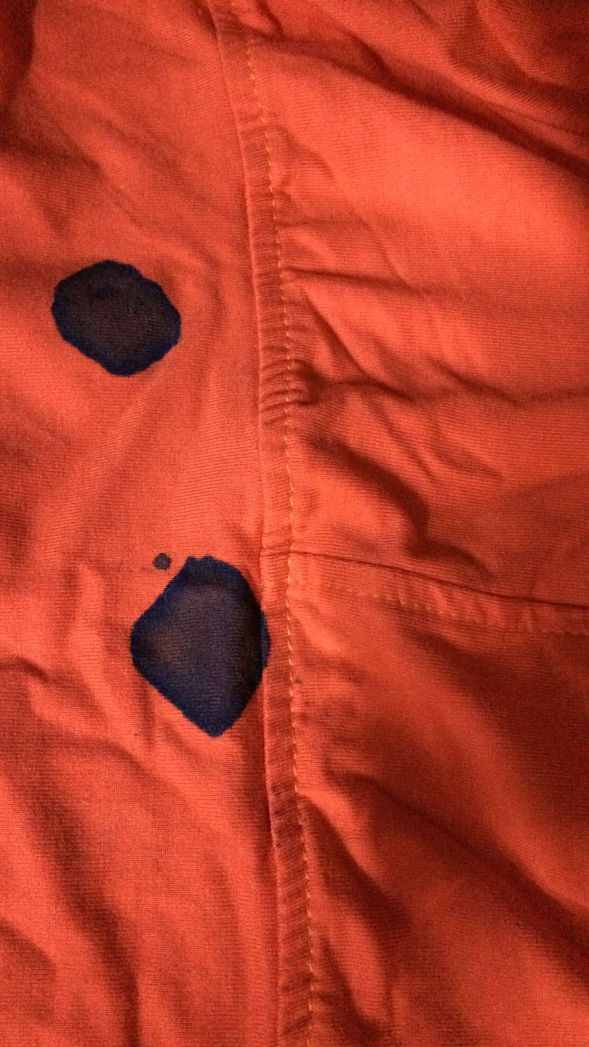 Quá tệ, mới nhận được hàng đã bị dính 2 vết mực bự như thế, áo thì nhỏ, thất vọng