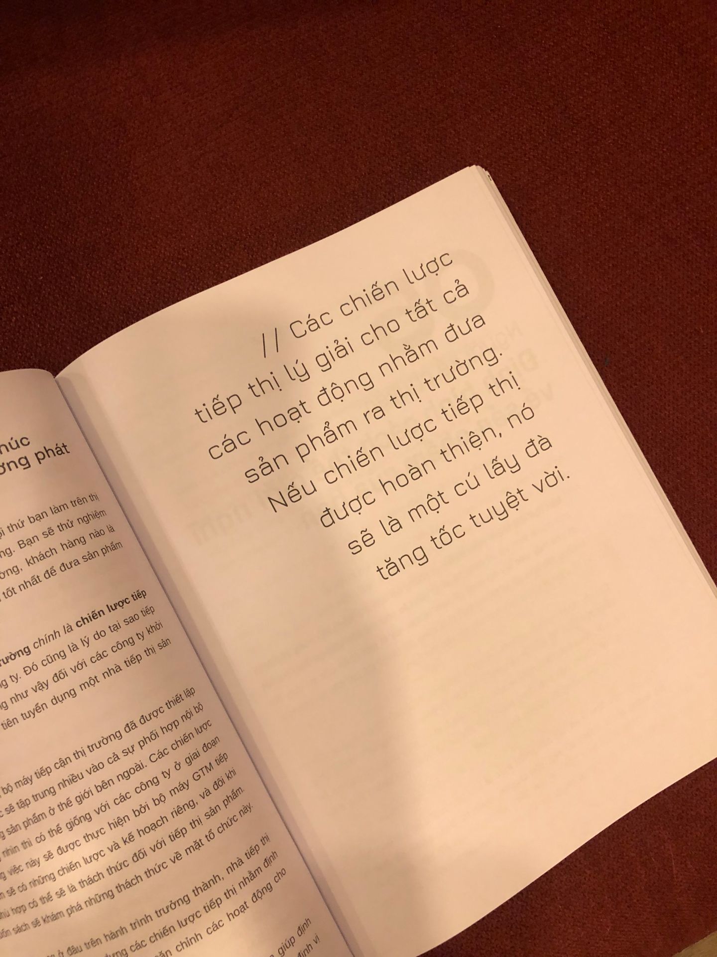 Mặc dù làm mkt ở lĩnh vực công nghệ được 2 năm nay rồi nhưng khi đọc cuốn Loved có nhiều đoạn làm mình phải tự ngẫm xem trước nay mình làm cái đếch gì :v 

Điều mình tâm đắc nhất nhất nhất ở cuốn này chính là rất nhiều case study của các công ty nổi tiếng đc nhắc đến dưới góc độ marketing (adobe, amazon, apple appstore, Apple tv, dropbox, netflix, iphone, netscape, powerpoint, nhiều lắm ấy). Tóm lại rất đã cái nư!