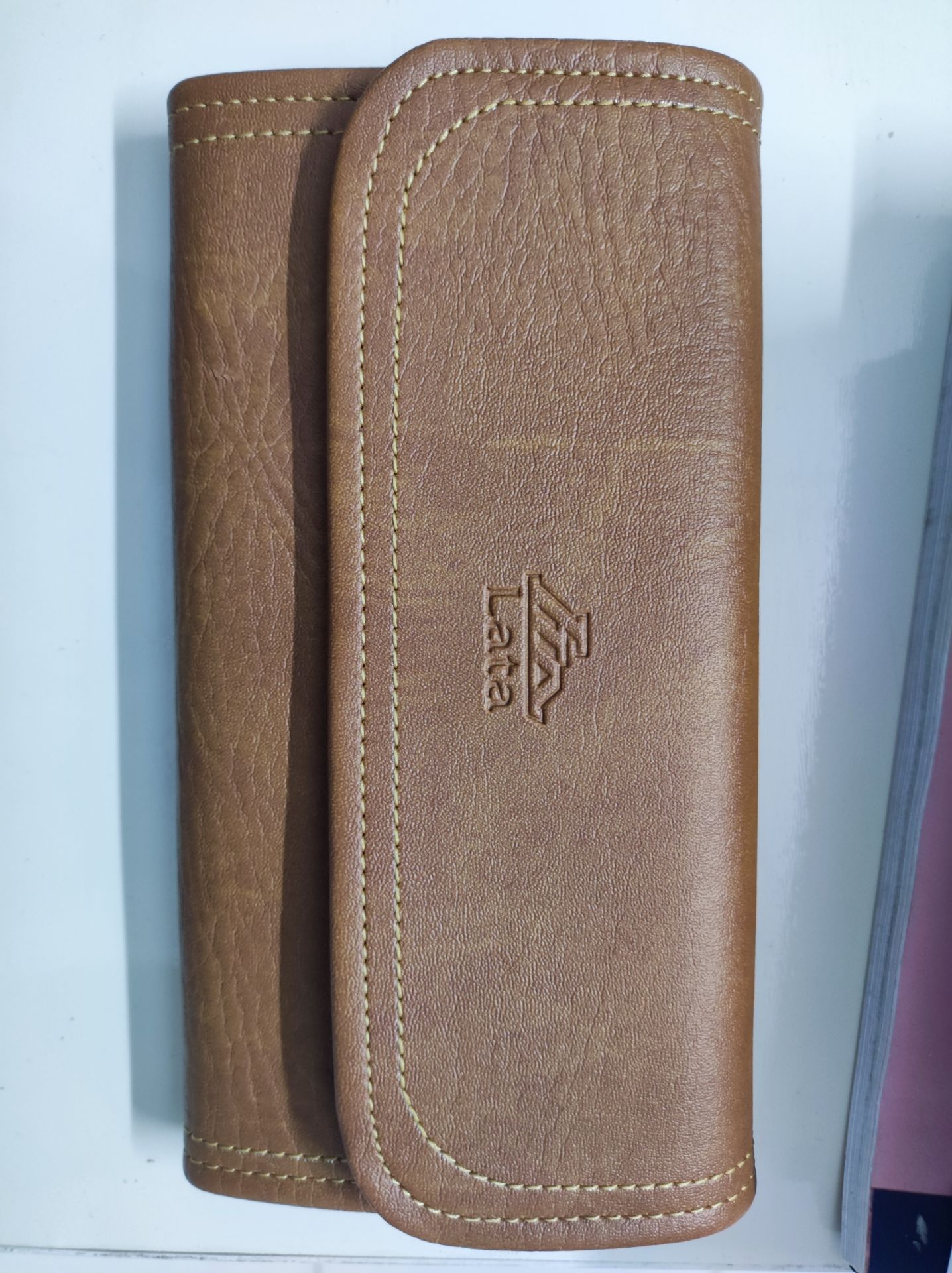 Ví đẹp, đường may chắc chắn, nhưng màu sắc ngoài không được như trong ảnh.