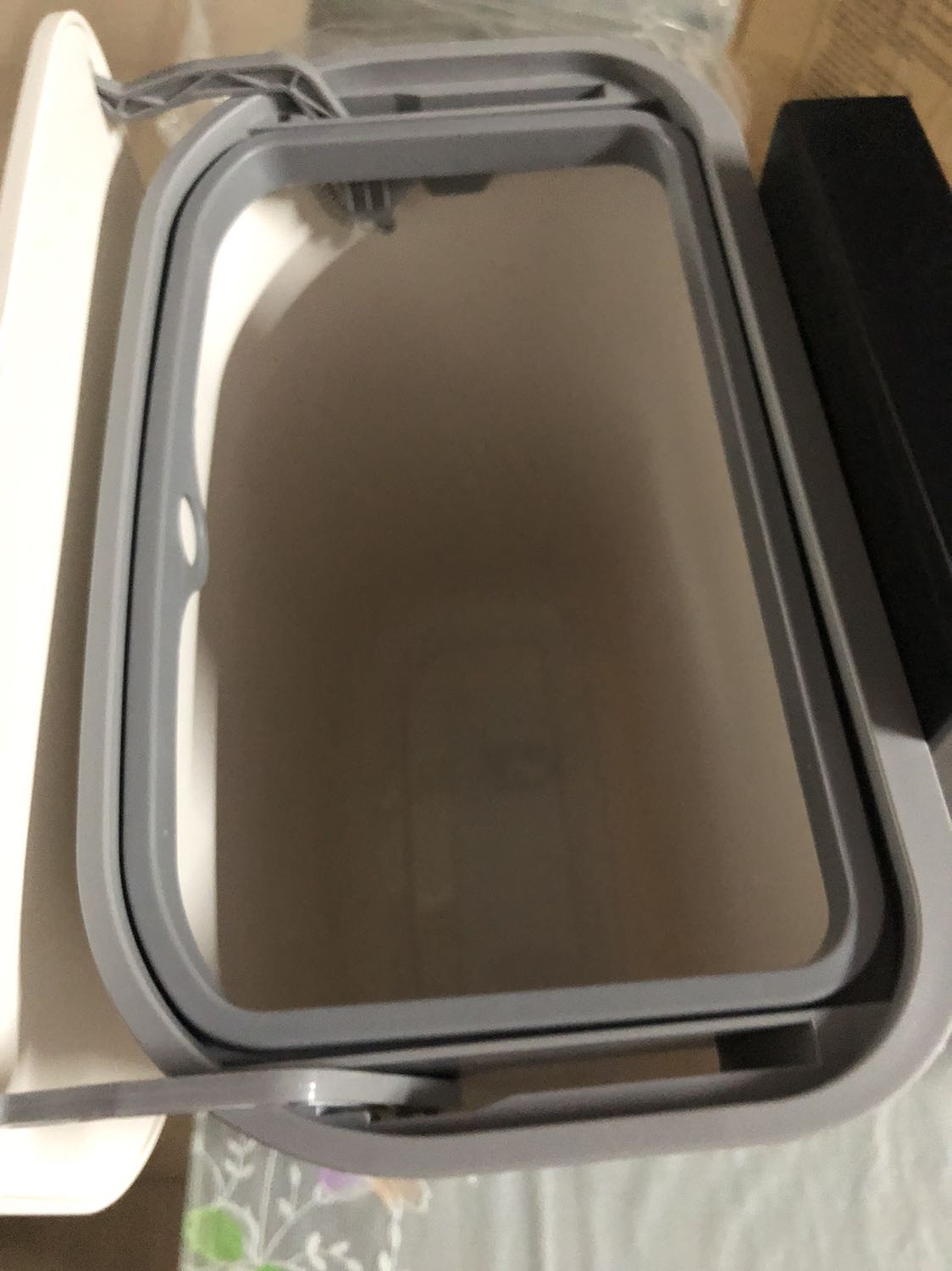 TiKi giao hàng nhanh như điện, đóng gói cẩn thận, thùng rác màu sắc trang nhã gắn vào tủ bếp vừa đẹp vừa sang trọng, rất tiện lợi và sạch sẽ. Rất thích Sp này. Moi người nên mua rất đáng đồng tiền