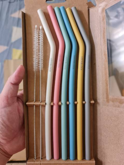 Ống mềm và hơi mập nên cho vào lỗ hút thông thường sẽ không vừa. Có 6 màu để sử dụng, dễ thương, nhưng ống bằng silicon, nên chắc cần phải vs thường xuyên bên trong để đảm bảo sạch nhất là sau khi uống các loại cà phê,trà.