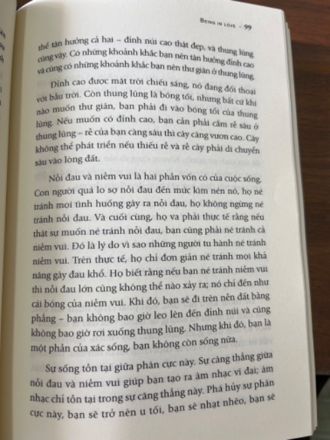 Cuốn sách rất hay, rất nhìn góc nhìn và khái niệm mới về yêu. Ko chỉ tình yêu lứa đôi mà là còn cách yêu mình. Ngoài ra kèm theo các “nhánh” khác xuất phát từ tình yêu như tình dục, sinh đẻ. 
Văn phong của tác giả rất hay, nhưng có nhiều đoạn kiểu “lý thuyết” nên mình hơi ko hiểu lắm 😅.
Mình ấn tượng với đoạn giải thích của tác giả khi nói tình yêu sẽ giúp bản thân mỗi người cô độc. Cô độc là trạng thái bản thân tự tin thoải mái là-chính-mình. Khác với cô đơn là cảm thấy lạc lõng khi ở 1 mình hoặc khi ở nơi đông người nhưng cảm thấy 1 mình. Tình yêu sẽ là sức mạnh, là điểm tựa để mỗi cá thể đc tự tin, đc thoải mái là chính họ trong tình yêu và trong thế giới bên ngoài. Bởi vậy nên người ta hay nói những người khi gặp được tình yêu của đời mình thường tự tin, hạnh phúc là vậy ☺️