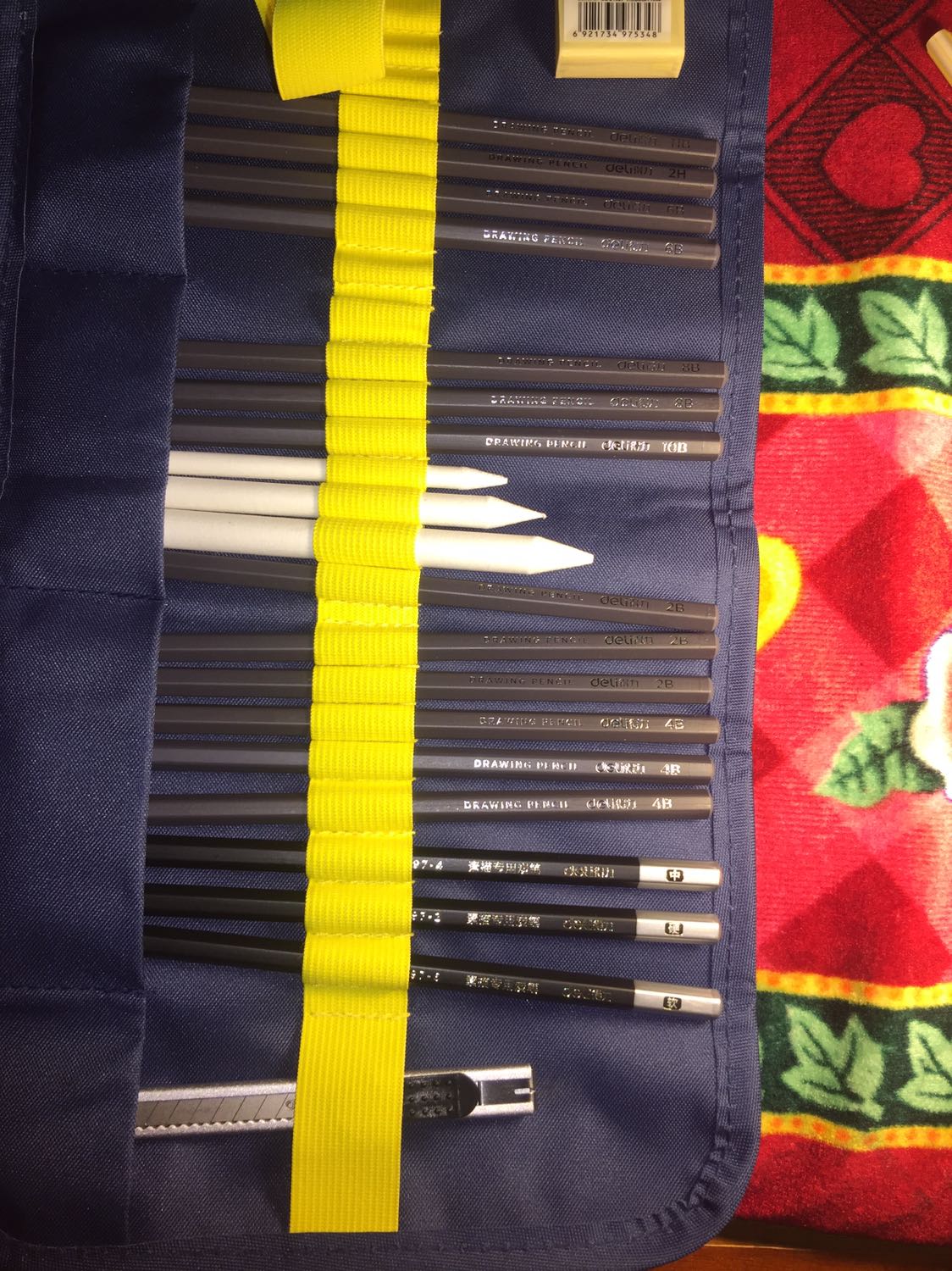 Sản phẩm thiếu, 1 cây B, 3B, 5B, 12B, một cục tẩy, công cụ kéo dài ko có. Thừa 1 cây 6B và 8B. Đấy là theo dò những gì mà shop giới thiệu và khách hàng kiểm tra. Bao bì cẩn thận gọn gàng sạch sẽ. Ok