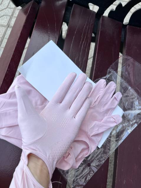 Găng ôm, đẹp tay, chất mềm mát. Có mở 2 ngón bên tay phải.