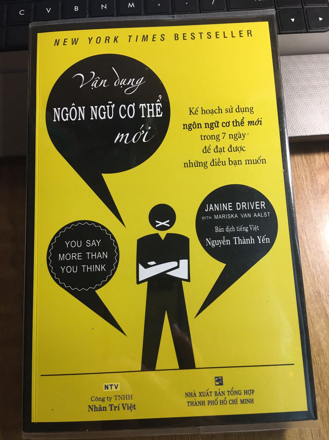 Hình thức sách và dịch vụ giao hàng không có gì để phàn nàn trong lần nhận sách này. Rất tốt. Xứng đáng 5 sao. Mình rất quan tâm đến ngôn ngữ cơ thể, một trong những kỹ năng giao tiếp cực kỳ quan trọng ngày nay. Đó là lý do mình chọn mua cuốn này. Đọc mục lục thì rất ok. Cụ thể thì mình chưa đọc hết nên chưa thể đanhs giá được.