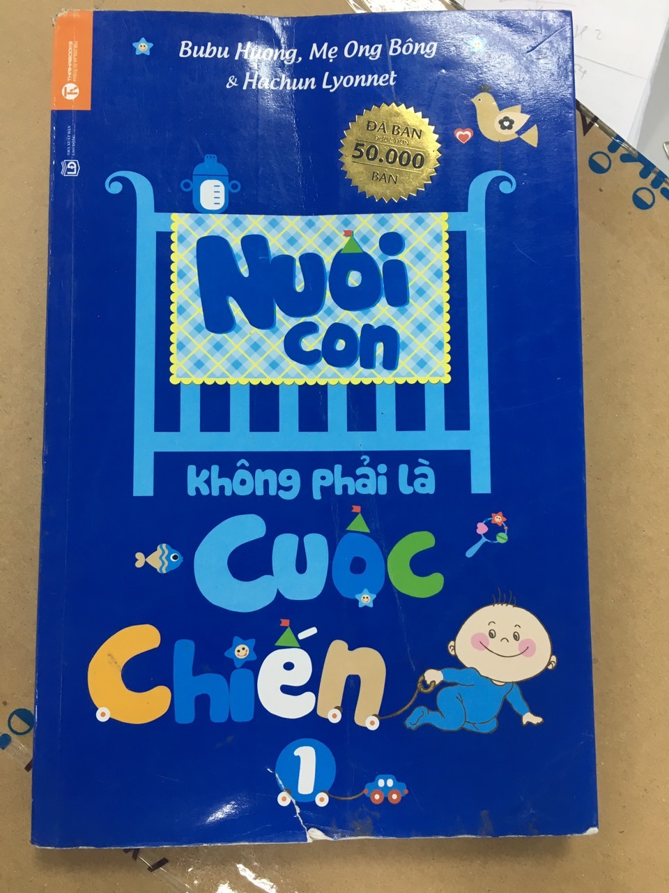 Mọi lần mua hàng của Tiki rất yên tâm, lần này mua để tặng, đặt sáng thì chiều Tiki Now giao ngay, cũng chủ quan, ko kiểm tra hàng lúc nhận, đến khi mở ra xem thì thất vọng tràn trề :(, gọi cho tiki *** thì không gặp đc CSKH, tổng đài báo bận