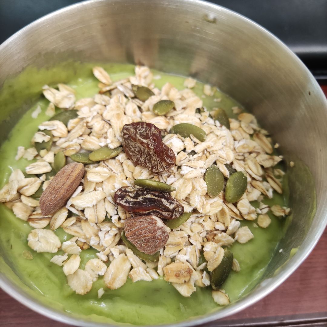 Tiki giao hàng nhanh hơn dự kiến, 1 kiện đầy đủ cả máy xay và quà tặng là máy vắt cam, hộp nguyên vẹn không móp méo gì. Máy xay đầy đủ phụ kiện. Xay khá khoẻ, hơi ồn. Đã thử làm sinh tố bơ và sữa hạt sen: Sinh tố bơ nhuyễn mịn như ảnh khá nhanh, chỉ cần dùng số 2. Hạt sen tươi ngâm 4 tiếng còn khá cứng thì xay số 5 khoảng 1 phút cũng rất mịn. Máy vắt cam tặng kèm thì tốt khỏi nói, trước mình đã mua một lần rồi và ở nhà vẫn đang dùng. Rất hài lòng! ?