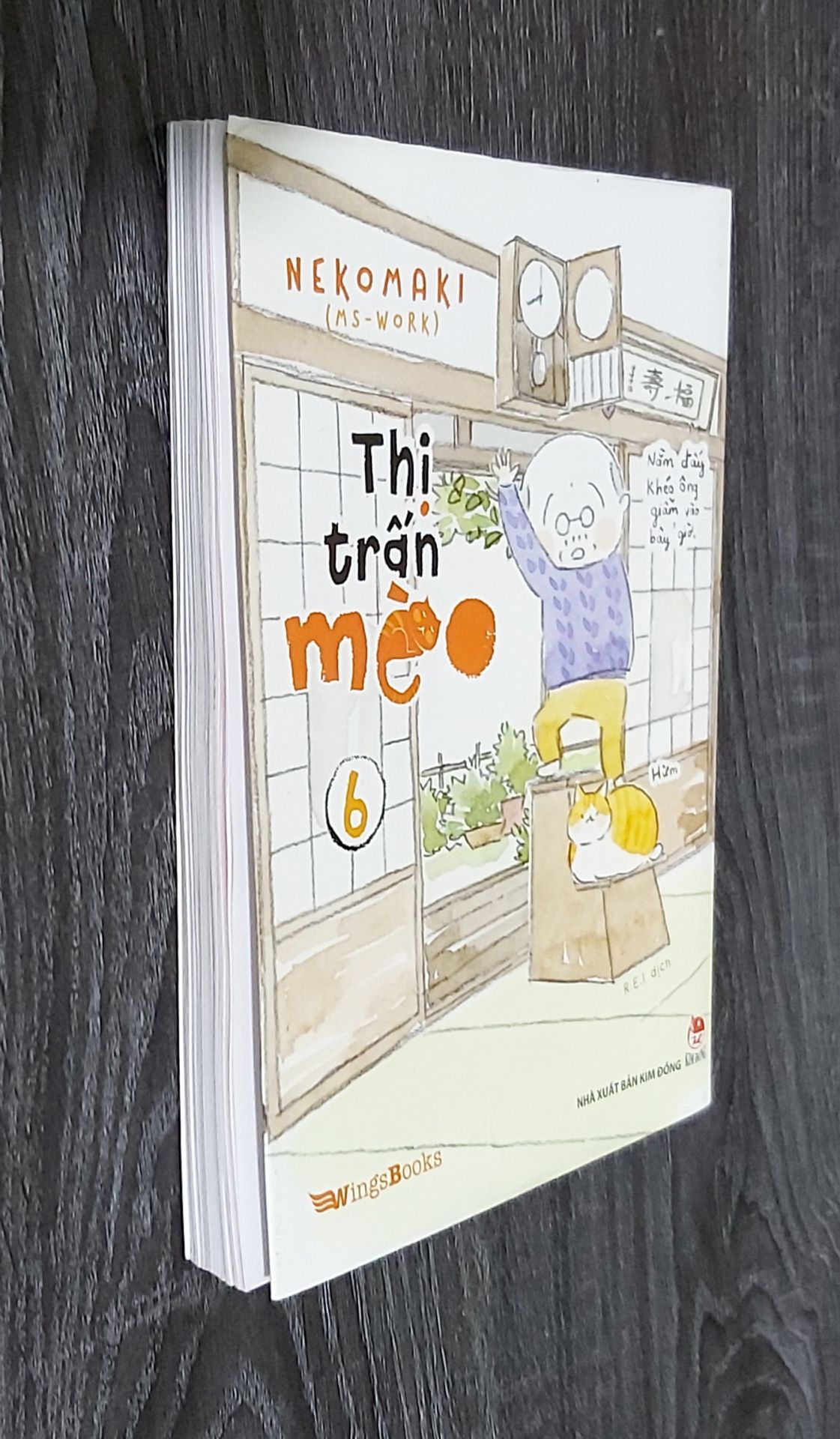 Bộ truyện tranh dễ thương kể về ông lão Daikichi  sống cùng chú mèo Tama sau khi vợ ông lão qua đời. Một người một mèo ngày ngày quấn quýt, bầu bạn bên nhau. Bộ sách chính là tập hợp những mẩu truyện về cs êm ả, bình lặng, trải qua bốn mùa của hai ông cháu.
Dịch vụ Tiki tiện lợi và thân thiện.