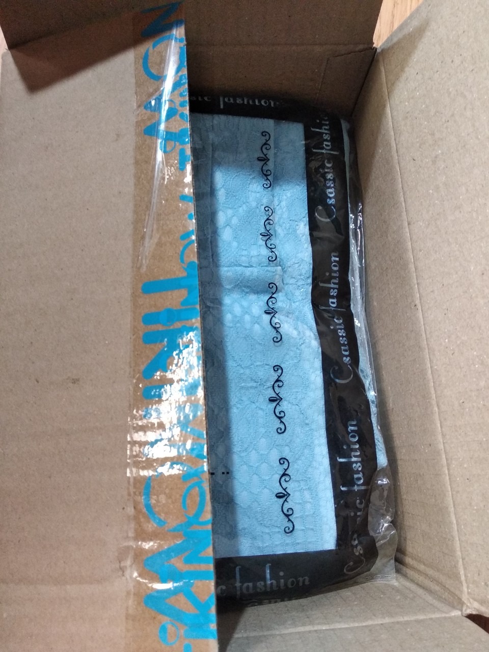 Lâu rồi không mua hàng online, khi mua thì chọn TIKI vì tin tưởng, và không thất vọng khi nhận hàng. Đóng gói đẹp, giao nhanh, hàng nhận được như mô tả. Cám ơn!