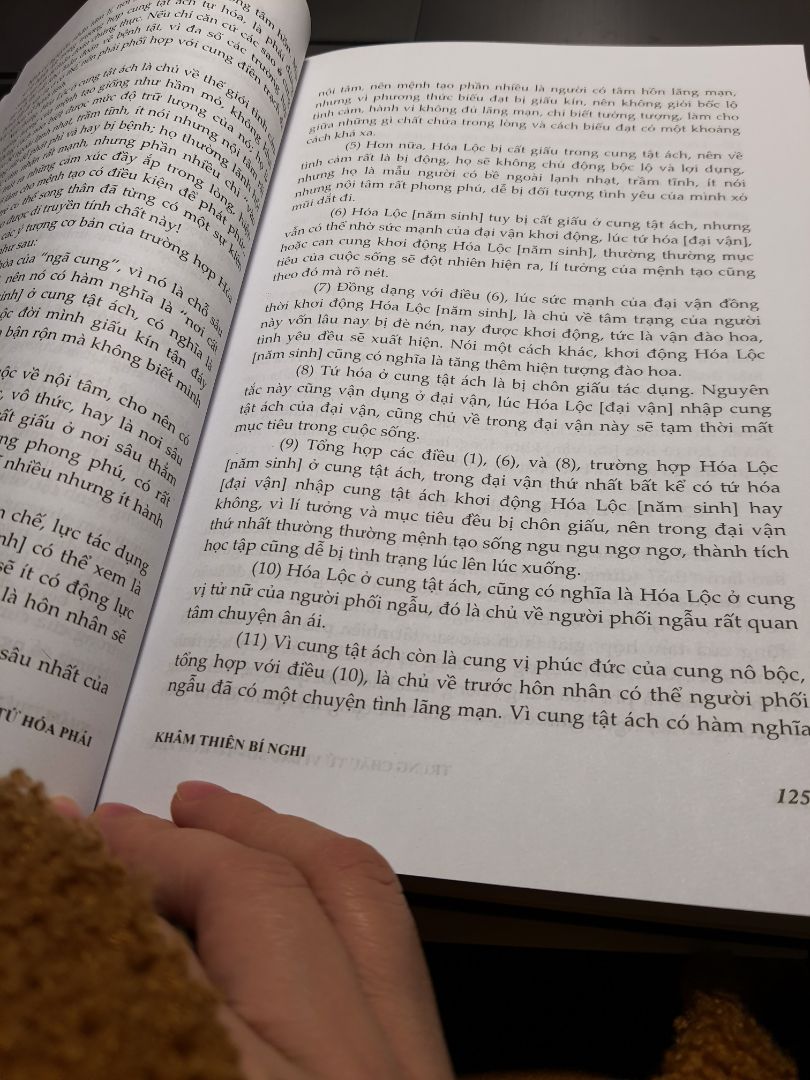 về cơ bản in ấn ok, bọc bóng cả 2 cuốn. dây đánh dấu trang hơi lem ra giấy, mép bìa hơi móp nhưng không ảnh hưởng. shop đóng gói cẩn thận, giao hàng nhanh.