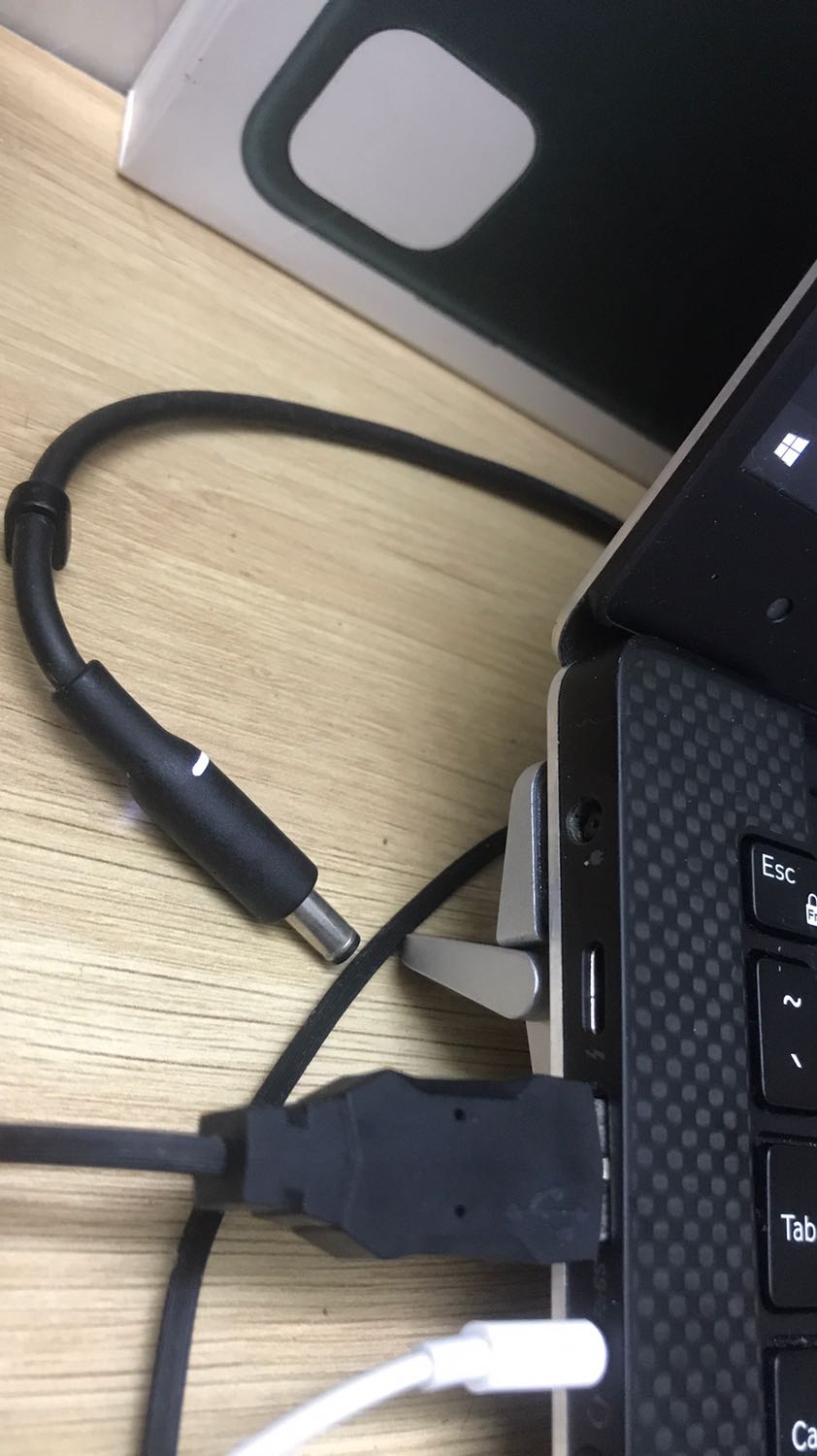 Thứ hữu ích và xịn xò nhất trong các loại đế chống mình đã mua. Máy 13.3 inch, chắc chắn và gọn gàng. Ra ngoài thì gập lại , bỏ balo, cần thì mở chân là xài dc. Nên mua nhé các đồng chí.