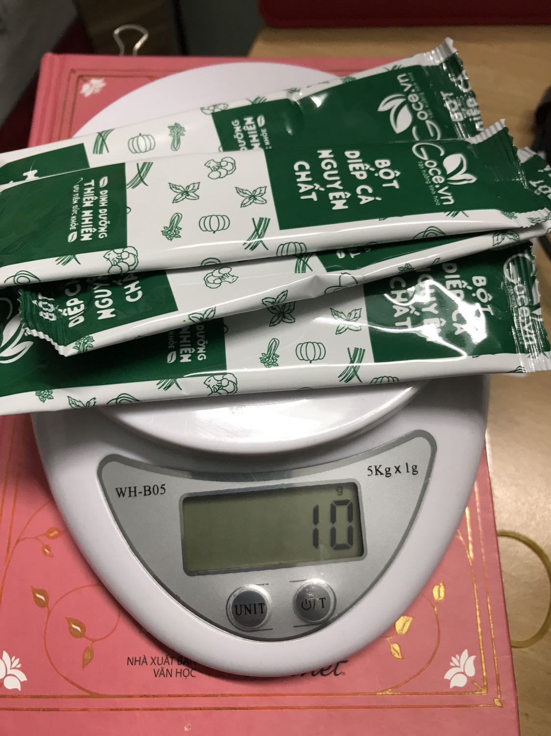 Vị uống ko khó lắm, giống rau má thôi. Tuy nhiên mình cân bằng cân điện tử thấy gói không đủ khối lượng 3g bột; vì cả gói gồm bột và bao bì mà xấp xỉ có 3g. Cân cả hộp và cân trừ khối lượng hộp ra cũng không đủ tổng 72g