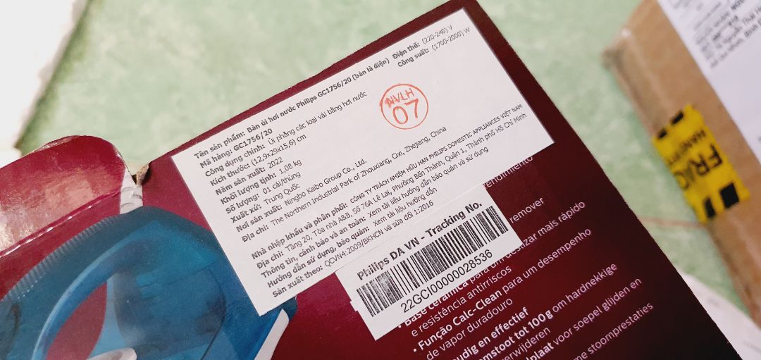 Đóng gói cẩn thận. Cầm không nặng tay, thoải mái. Nếu đổ nước quá vạch đã có, đèn bàn ủi nháy sáng 1 lần rồi tắt. Trường hợp này chỉ cần lấy bớt nước ra, đúng vạch định sẵn thì bàn ủi hoagj động bình thường. Tài liệu hướng dẫn thì nhiều nhưng cụ thể về từng chức năng thì không nói rõ. Có phiếu bảo hành 2 năm kèm theo.