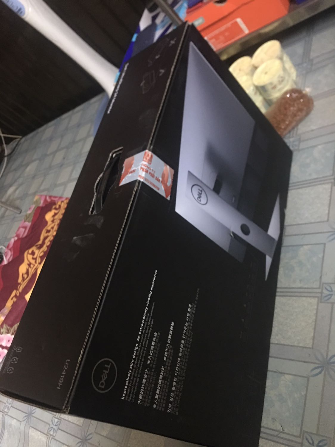 Về Tiki:
 - Giao nhanh, nhưng đưa kình thùng bị lủng 1 ít ngay màn hình thì hơi k thích
 - Lúc mới nhận thì hơi lo do nó lủng 1 lỗ ngay mặt thùng màn hình luôn nhưng may mở ra k bị ảnh hưởng bên trong.
Về sản phẩm:
 - Màn hình phê lắm các bạn, mỏng, đẹp. Bảo hành thì kích hoạt tận 22/04/2023 nên khá ok. Còn về chất lượng thì thời gian sẽ trả lời.
 - Tuy nhiên hình như bị hở sáng thì phải, dòng ultrasharp này hay bị hay sao ấy mà k tránh khỏi nên 4 sao thôi.