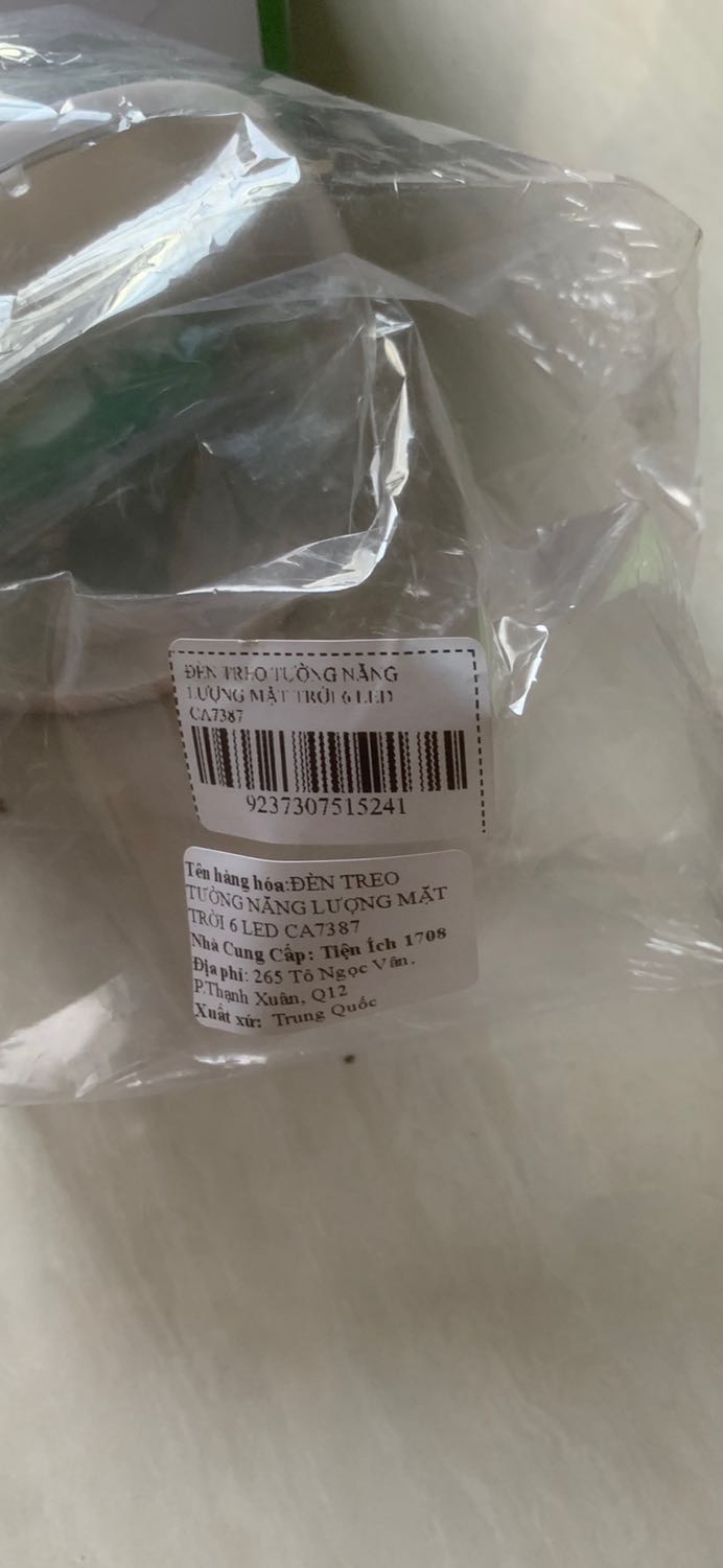 bóng đèn đã bị khui seal, vỡ nứt 2 đường, xúc pin. ko có tem phụ dán ngoài như bóng khác. Mình mua 3 bóng thì 1 bóng hỏng. Nếu như còn seal và tem phụ như 2 bóng còn lại thì có thể do vận chuyển, nhưng đây là bị khui rồi, hư hỏng vẫn giao cho khách. Quá tệ so với việc mình luôn tin vào chất lượng và dịch vụ của Tiki.