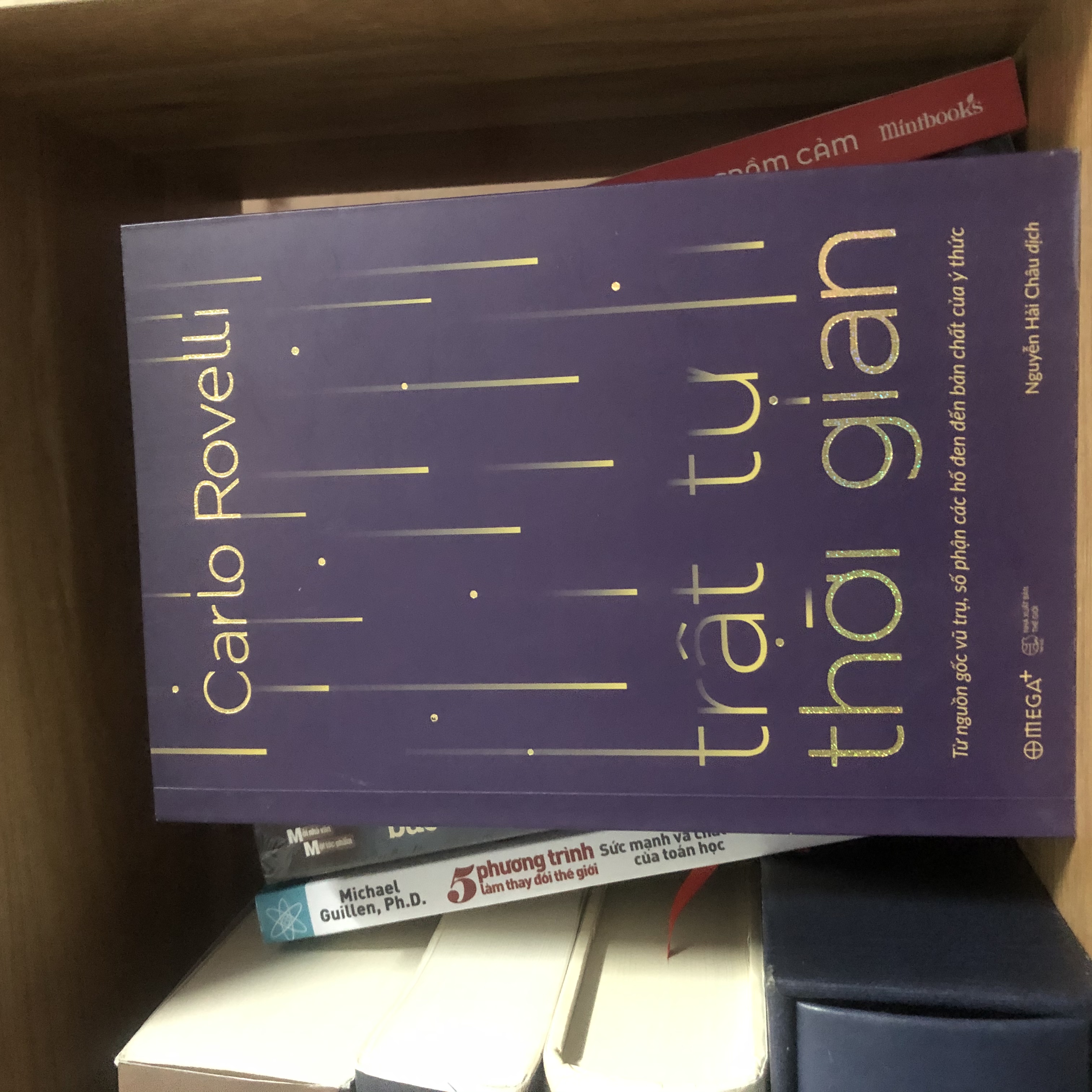 Mình rinh quyển này về vì trong lúc lướt *** thấy hình bìa quá đẹp, nhận sách về đúng là đẹp thật, nền xanh đen chữ được mạ vàng, như mấy ngôi sao sáng trên bầu trời đêm vậy. Về nội dung thì sách đem lại cho mình cái nhìn rất khác về thời gian, giống như bị một cú đánh mạnh cho tỉnh ra vậy đó. Nói chung rất thích quyển này.