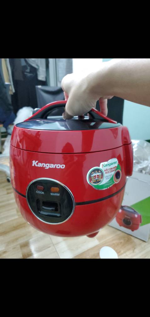 Nồi khi để chế độ giữ ấm thì cứ cách 5 phút là kêu "cạch" 1 cái nhẹ rất rất là khó chịu, ko biết đây là lỗi hay là sản phẩm nó vậy, khá thất vọng.
Còn lại thì nồi nhỏ gọn đẹp, nồi đủ cho 2-3 người ăn, lòng nồi chống dính rất tốt, nấu ko bị trào ra như mấy đánh giá ở trên. Hạt cơm nấu ngon, 2 cốc gạo thì 15p chín. Nếu không bị cái kêu khó chịu khi giữ ấm thì 5 sao.