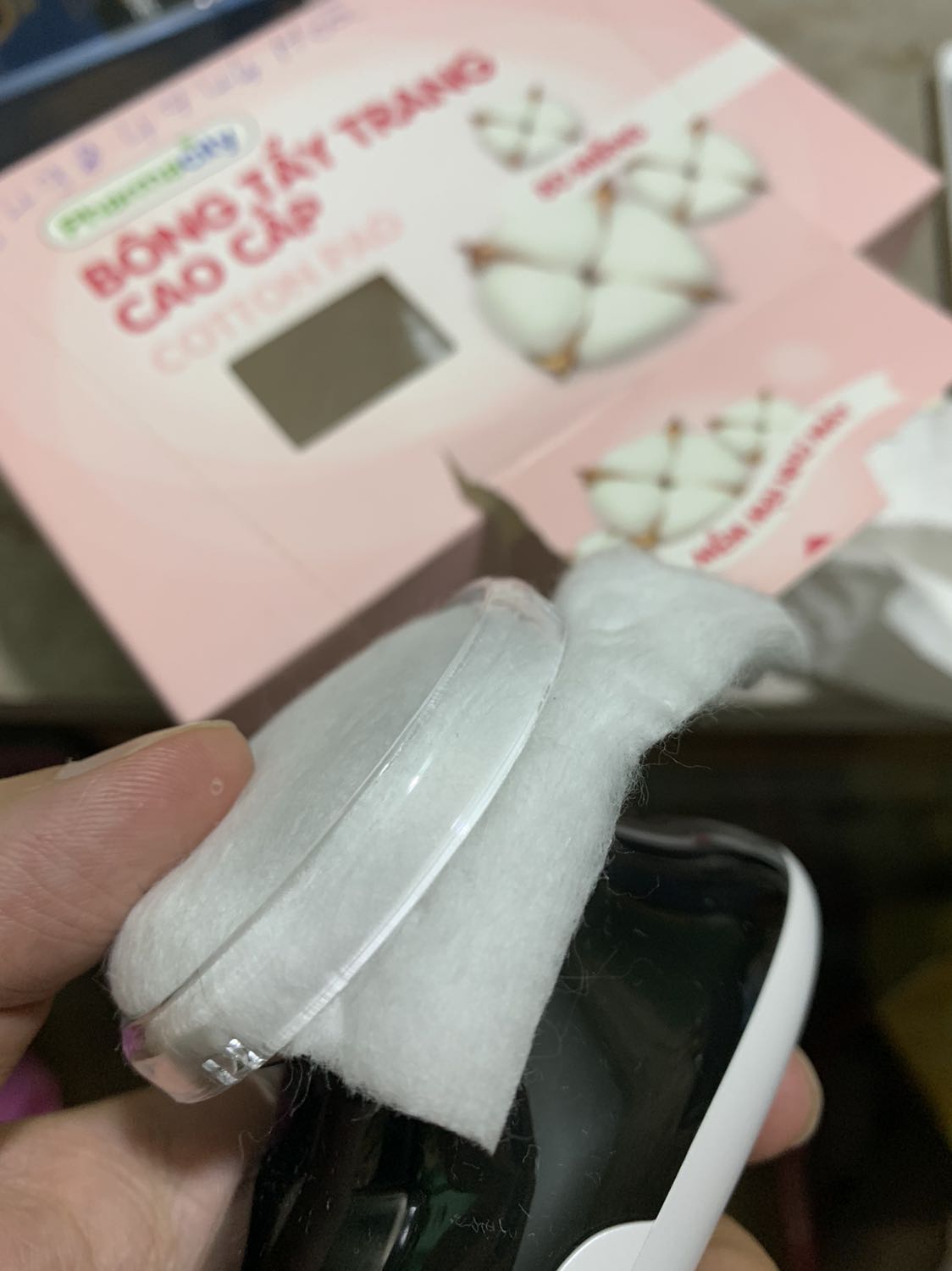 Điểm chưa hài lòng:
1. Chưa gắn được miếng bông tẩy trang vào.
2. Chức năng lạnh, không có lạnh.
3. Không có nút tăng giảm nhiệt độ như cái máy 649k, hình tam giác (cùng shop). Chỉ có nút level, tăng giảm 3 mức, mà không biết tăng giảm cái gì.

Điểm thú vị: Chức năng EMS, điện giựt tê tê nhẹ. 

Chưa biết xài có hiệu quả không, vì mới chỉ dùng qua 1 lần. Xài chưa quen, nên ban đầu thấy cũng hơi lấn cấn.