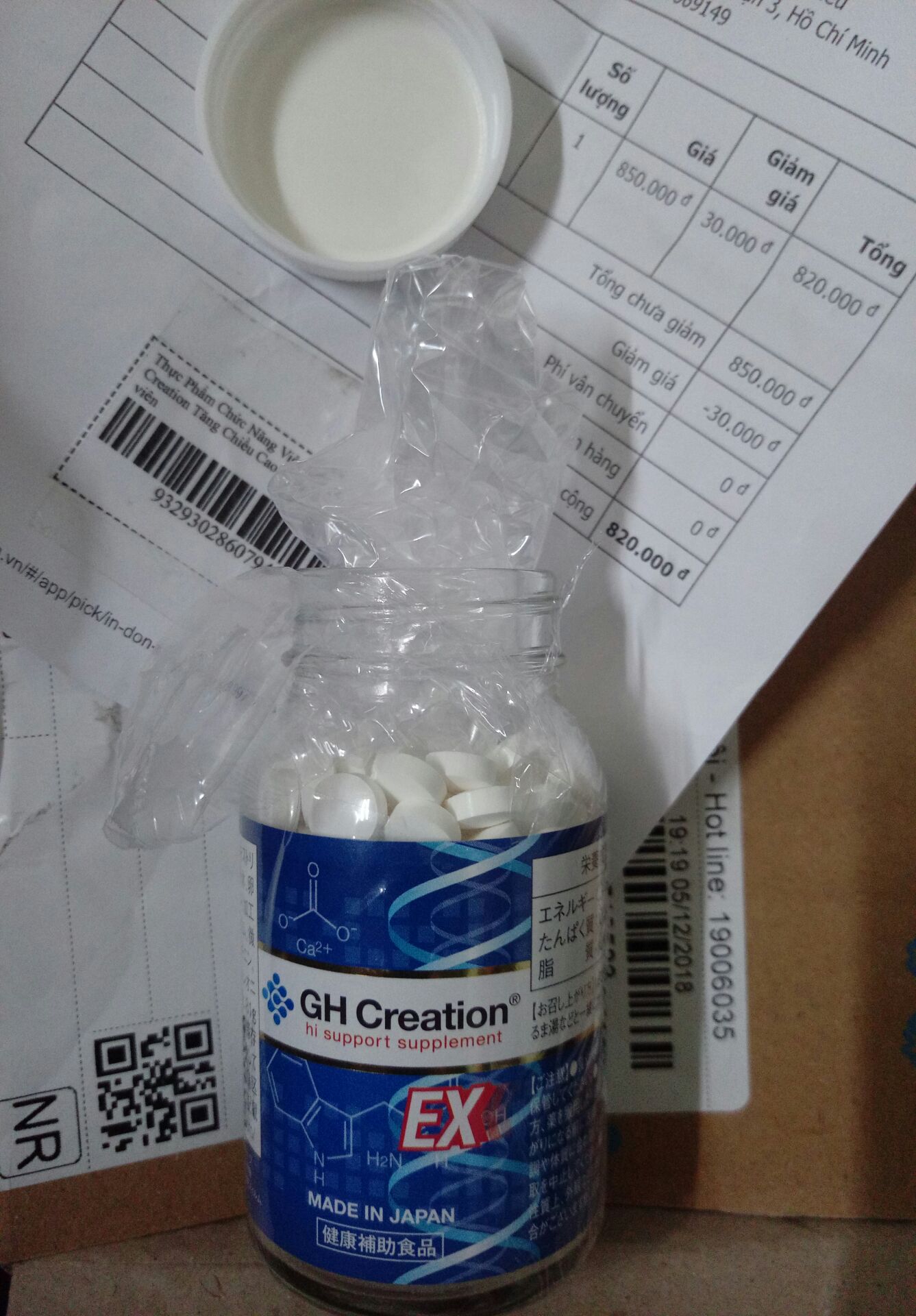 Hàng đóng gói kỹ, khi kiểm tra mã thì hiện thông báo sản phẩm chưa được kiểm chứng và xác thực thông tin, khi mở lọ thấy có mảnh nilong nhét vào, mình không hiểu về điều này , cần được giải thích