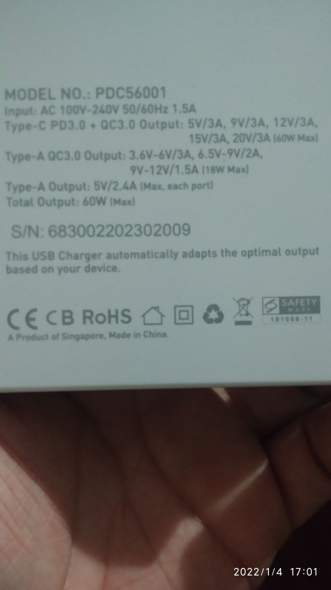 Sản phẩn giao đến đã bóc tem sẵn. Nếu chỉ dùng điện thoại thì sạc nhanh và được nhiều thiết bị 1 lúc. Nhưng sạc laptop thì chứ chập chờn lúc đc lúc không, đèn nháy liên tục làm mình sợ hỏng pin laptop. Cổng type C này có vẻ không thể đưa ổn định dòng điện 20v. Hình 1 là thông số sản phẩm, hình 2 là củ sạc laptop của mình. Thua 0.25A thì sạc chậm hơn 1 tí chứ không thể chập chờn vậy được.