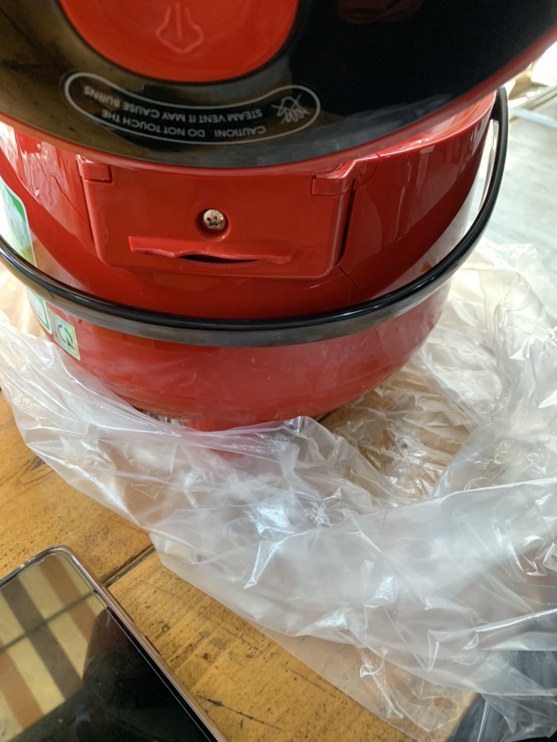 Sản phẩm quá tệ. Đặt hàng và  giao sản phẩm đến nhà mình vào ngày 14/05 nhưng kiểm tra  bị bể, liên hệ đổi trả ngay lập tức thông qua e*** hỗ trợ của tiki vào cùng ngày nhưng mãi đến ngày 25/05 mới được thu hồi sản phẩm. Quá trình này kéo dài tới hơn 10 ngày.  Ngày 26/5 mình nhận được e*** thông báo hoàn đúng số tiền cho việc mua sản phẩm này. Hơn nữa mình không được thanh toán lại phí ship vận chuyển khi đặt đơn hàng này mà lỗi  đó không phải là lỗi từ phía mình?????
Quá tốn thời gian để chờ việc thu hồi này. Hết gửi *** rồi gọi điện tổng đài khi nào cũng  nói giải quyết gấp xong không một lời phản hồi. Nên coi lại chất lượng của đơn vị cung cấp cũng như cách giải quyết vấn đề của bên bộ phận hỗ trợ, chăm sóc khách hàng bên tiki!!