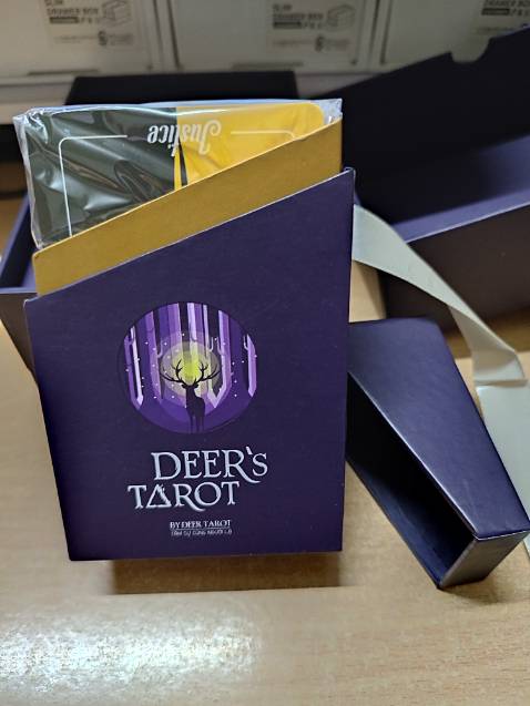 Hộp đẹp, chắc chắn. Bài in đẹp, cầm đầm tay nhưng chắc do cách cán giấy nên sờ bề mặt thì thích nhưng xáo bài thì rít hơi khó chịu chút. Chất lượng giấy cứng cáp. Màu sắc hiện đại bắt mắt.

Hình ảnh bộ ẩn chính khá trừu tượng, bao hàm cả chiêm tinh học nữa và hơi khác Rider Smith-Waite truyền thống nên khó cảm, khó đọc. Bộ ẩn phụ chỉ vẽ số lượng và biểu tượng hoàng gia kèm nguyên tố, cái này thì mình không thích.

Khuyến khích người mới học hoặc kinh nghiệm chưa nhiều thì không nên dùng bộ này. Còn chỉ là lưu giữ để ngắm mình thấy cũng đáng lắm. So với giá 291k cho một bộ bài auth thế này thì rõ ràng là nó rất đáng giá nhé.