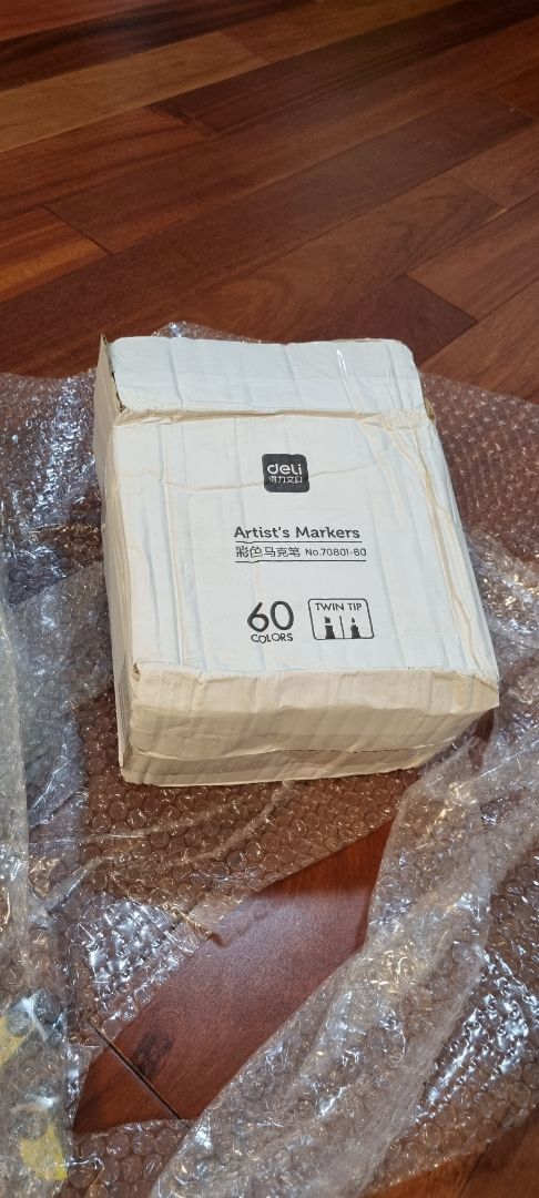 hộp màu bị vỡ. yêu cầu đổi trả lại