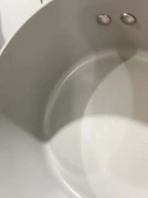 Bên trong nồi có vệt màu đen, ko biết có phải bị xước lớp chống dính ko. Rất may là Tiki đã đồng ý đổi trả sản phẩm khác nên chung quy dịch vụ rất tốt