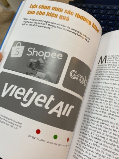 Gói hàng cẩn thận, không móp méo.
Chưa đọc xong cuốn sách nhưng nhìn chung thì thấy nội dung phù hợp với nhu cầu tìm hiểu sâu về thương hiệu của mình, nội dung cập nhật, sâu sắc. Có thêm cả những nội dung phân tích khá ấn tượng. Đọc xong quyển này mình sẽ review cụ thể sau