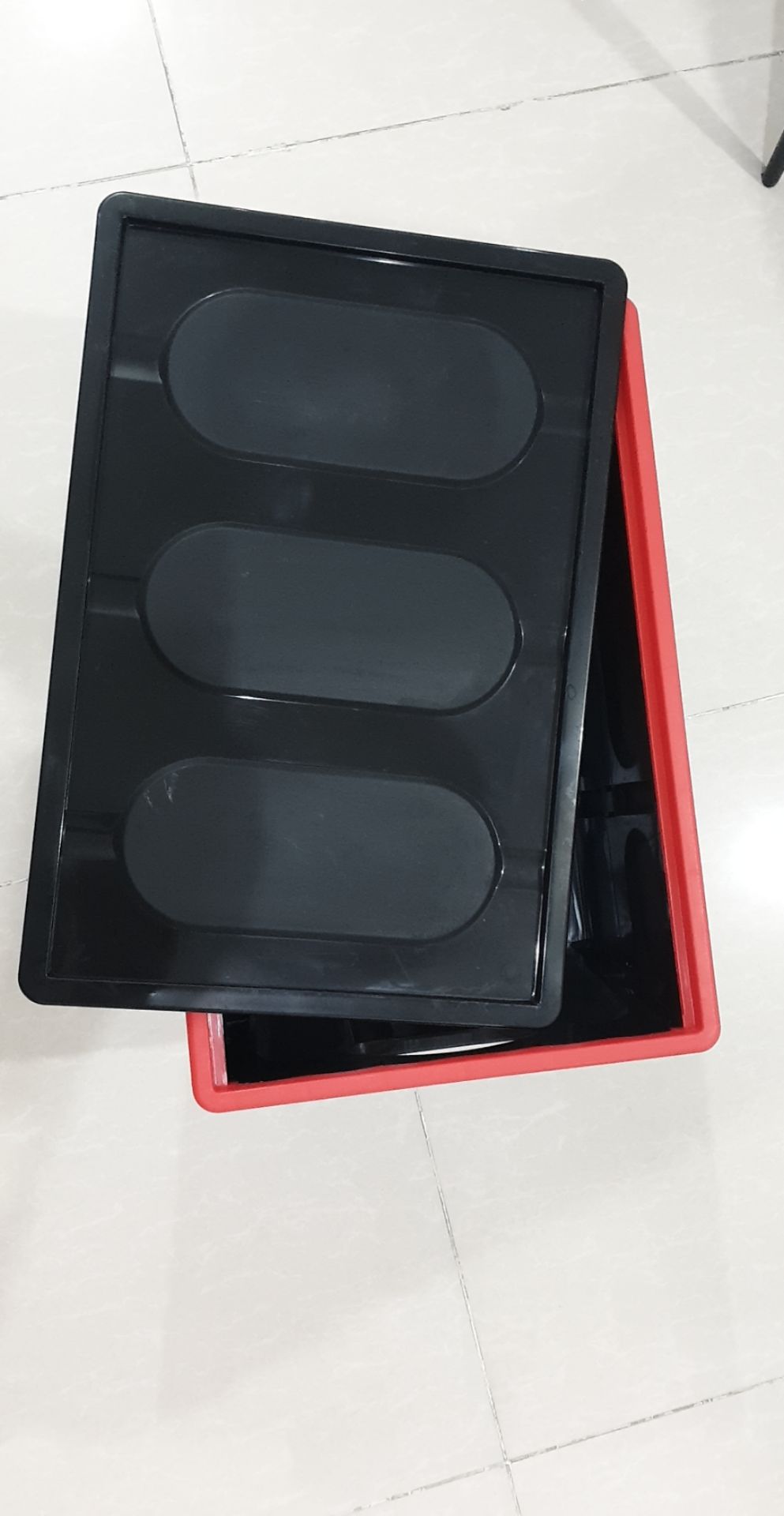 Hòm chất lượng thấp, hàng khác với ảnh mô tả, không có khóa cài kín nắp. Tôi đề nghị trả hàng!