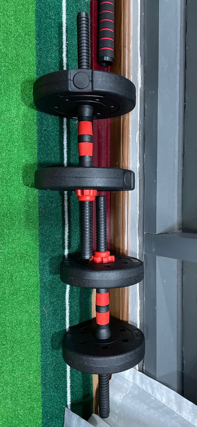 Tạ vỏ nhựa, ruột đổ xi măng. Tay cầm bằng nhựa cứng. chất lượng tạm ổn theo tầm giá, tuy hơi cồng kềnh. Được cái có nhiều mức tạ khác nhau nên linh hoạt trong lúc tập.
Kể mà được đúc bằng thép thì chắc sẽ nhỏ gọn hơn, tập sẽ thích hơn. :)