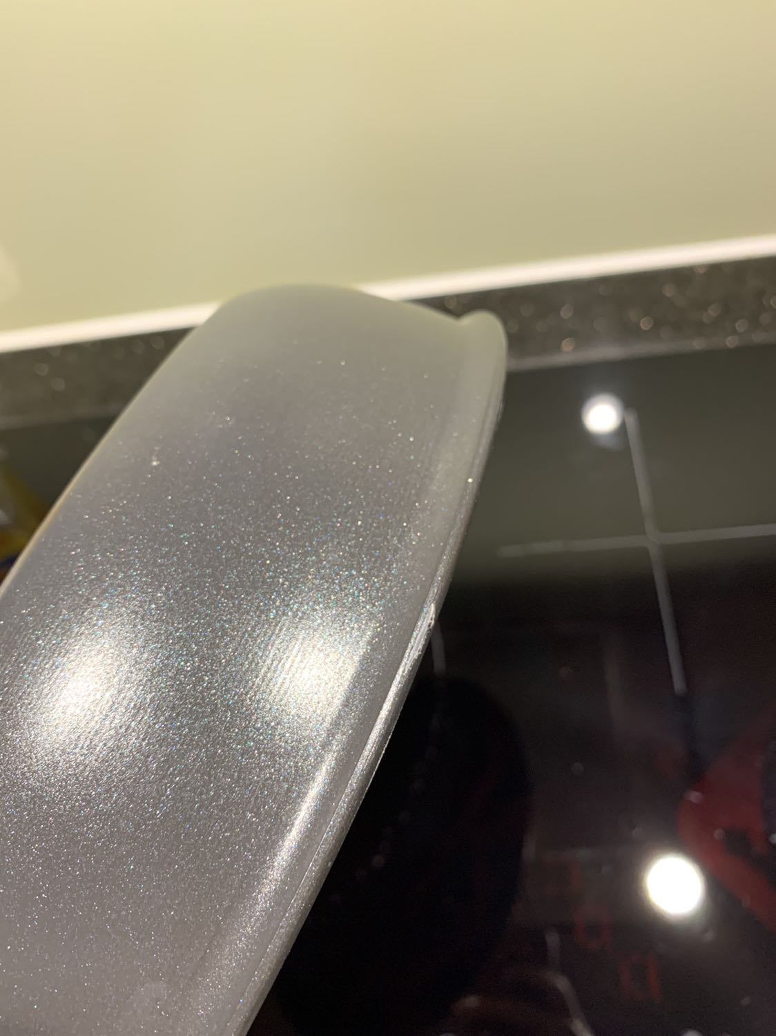 mình mua 2 chảo size 26cm và 22cm, đã dùng khoảng 2 tháng. Chảo size 26 xuất hiện vết bong ở viền chảo, dù ít sử dụng. Chảo nhỏ dùng thường xuyên hơn thì cũng có vết nhưng khá nhỏ. Nếu độ bền của lớp phủ chống dính như này thì còn kém cả chảo So chef mình dùng trước đây. Không biết Tefal bảo hành trường hợp này như nào? Mình không dùng chảo trong máy rửa bát. Sử dụng búi rửa mềm của 3M (loại dùng cho đồ chống dính)