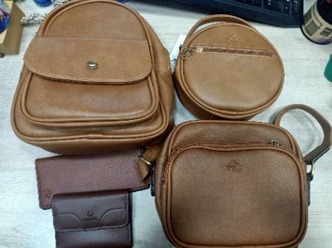 Mình là fan của hãng này luôn ạ. Da mềm đẹp, đuiwngf may chắc chắn. Dùng rất lâu mới bị sờn ở viền. Khoá kéo cũng rất tốt í. Mình là fan của hãng này luôn ạ. Da mềm đẹp, đuiwngf may chắc chắn. Dùng rất lâu mới bị sờn ở viền. Khoá kéo cũng rất tốt í.