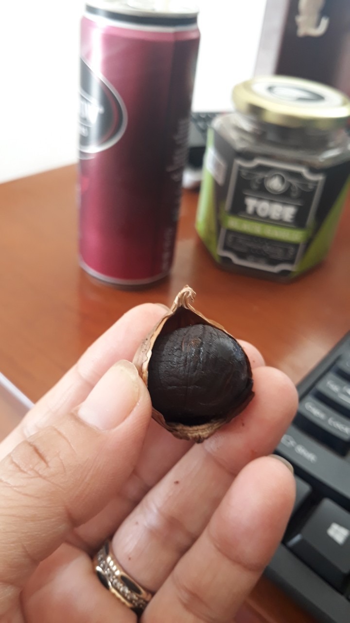 Nấu lần thứ nhất: không thành công tỏi nâu chứ không phải tỏi đen, tiki thu hồi và sữa chữa bảo hành về nấu lần thứ 2 thì đúng là tỏi đen, nhưng không khô và dẻo như tỏi người ta bán. tỏi mình chất lượng ok hơi có 1 chút vị chua nhưng rất ngọt chỉ mỗi tội k mềm èo mình sấy khô 2 lần rồi nha, và cả phơi nắng luôn. k biết mính thiếu khâu nào, có bạn nào biết mong được chỉ giáo. hình ảnh minh họa 2 lần khác nhau