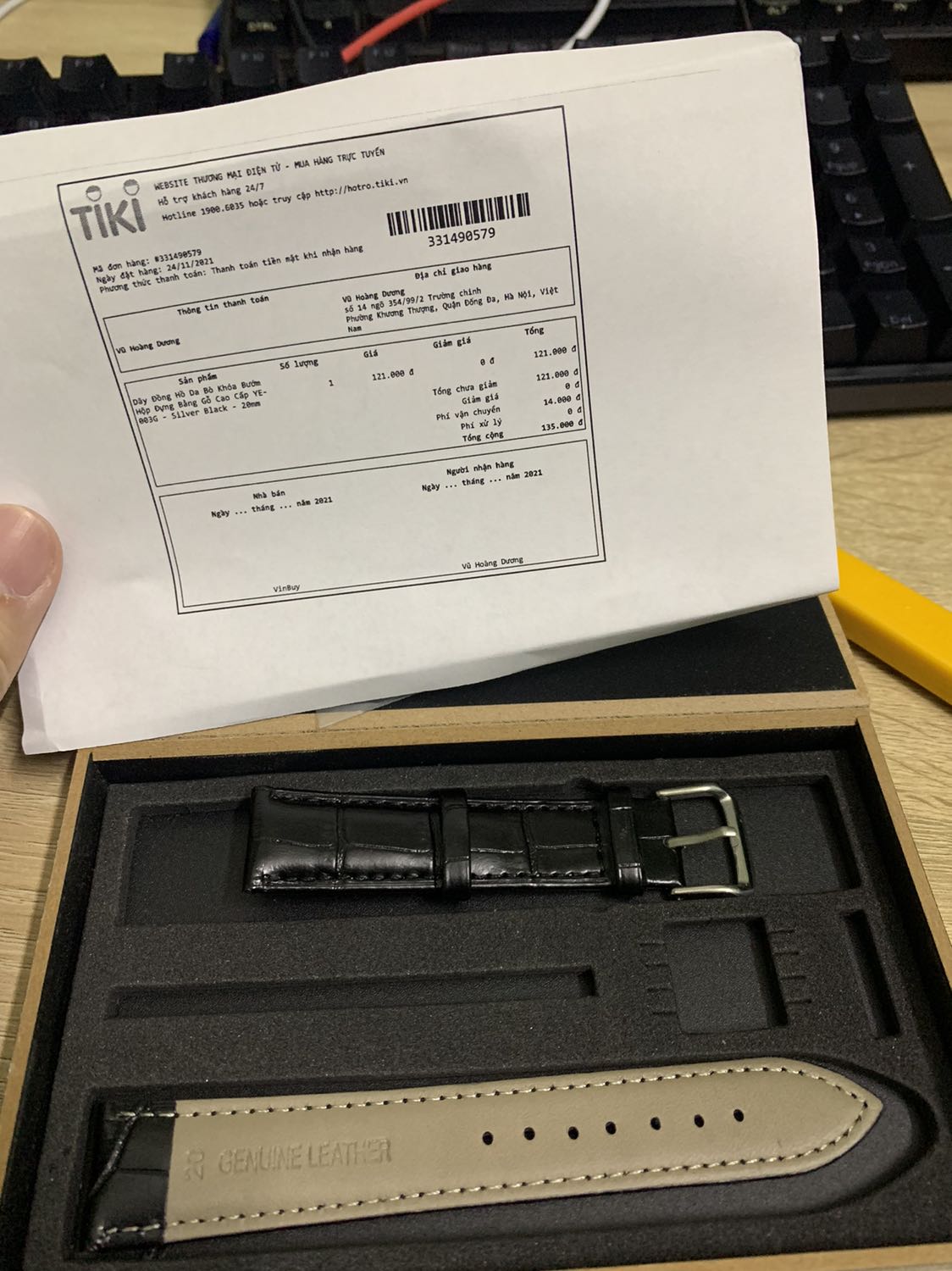 Chán shop , lần 1 đặt thì khoá bướm thành khoá thường , đổi hàng thì từ màu đen thành màu nâu