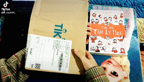 Cuốn sách khoa học mình quyết định mua trong tích tắc sau cuốn "Từ vô hình đến hữu hình". Nội dung trình bày ngắn gọn, dễ hiểu, có nhiều hình minh họa. Đặc biệt là cách kể của tác giả rất hài hước. Nội dung sách cung cấp nhiều kiến thức thú vị về các bộ phận bên trong cơ thể con người. Tiki giao hàng siêu nhanh, sách đẹp, tặng kèm bookmark. Chấm 10đ, nên mua nhé mọi người 😍😍😍😍😍😍😍