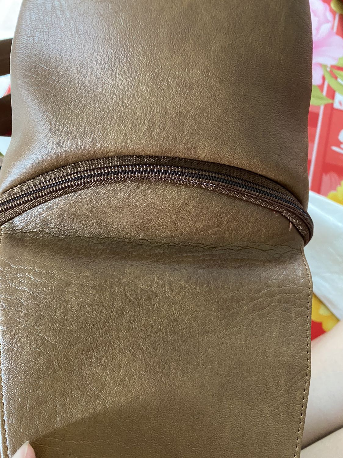 Đóng gói đẹp ok (5sao) .Túi k vô phom mình phải nhét thêm áo vô mới vô dc phom ( sửa dc nên 5 sao ) bị gãy da ngay chổ nắp đậy ( k bền ở chỗ này) . Túi đẹp ok . Bực bội về phần giao hàng của tiki mặc dù thanh toán momo để tránh tiếp xúc gần vậy mà khi nhận hàng phải trình chứng minh giấy tờ. Vậy thanh toán online làm gì bực bội. ( anh shipper ok chỉ làm theo quy định) mà bực đang dịch mà cứ phải trình giấy tờ để nhận hàng mặc dù đơn hàng dưới 200k