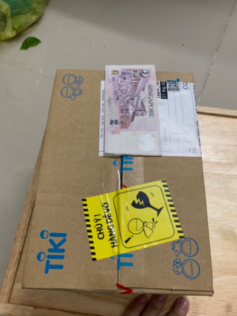 Đặt hàng kính chống nhìn trộm nhưng khi giao hàng lại giao trong suốt. Tiêu đề sản phẩm là 1 đằng tới lúc đặt hàng 1 nẻo. Sợ sẽ sai sót chủ động nhắn tin riêng cho shop nhưng shop cũng ko thèm xác nhận là đã sai mà cứ soạn đơn giao hàng. Làm ăn ko có trách nhiệm. Sẽ ko bao giờ ủng hộ lại, mong mọi người cân nhắc. Bỏ tiền ra mà ko mang lại sự hài lòng thì tốt nhất tìm shop khác