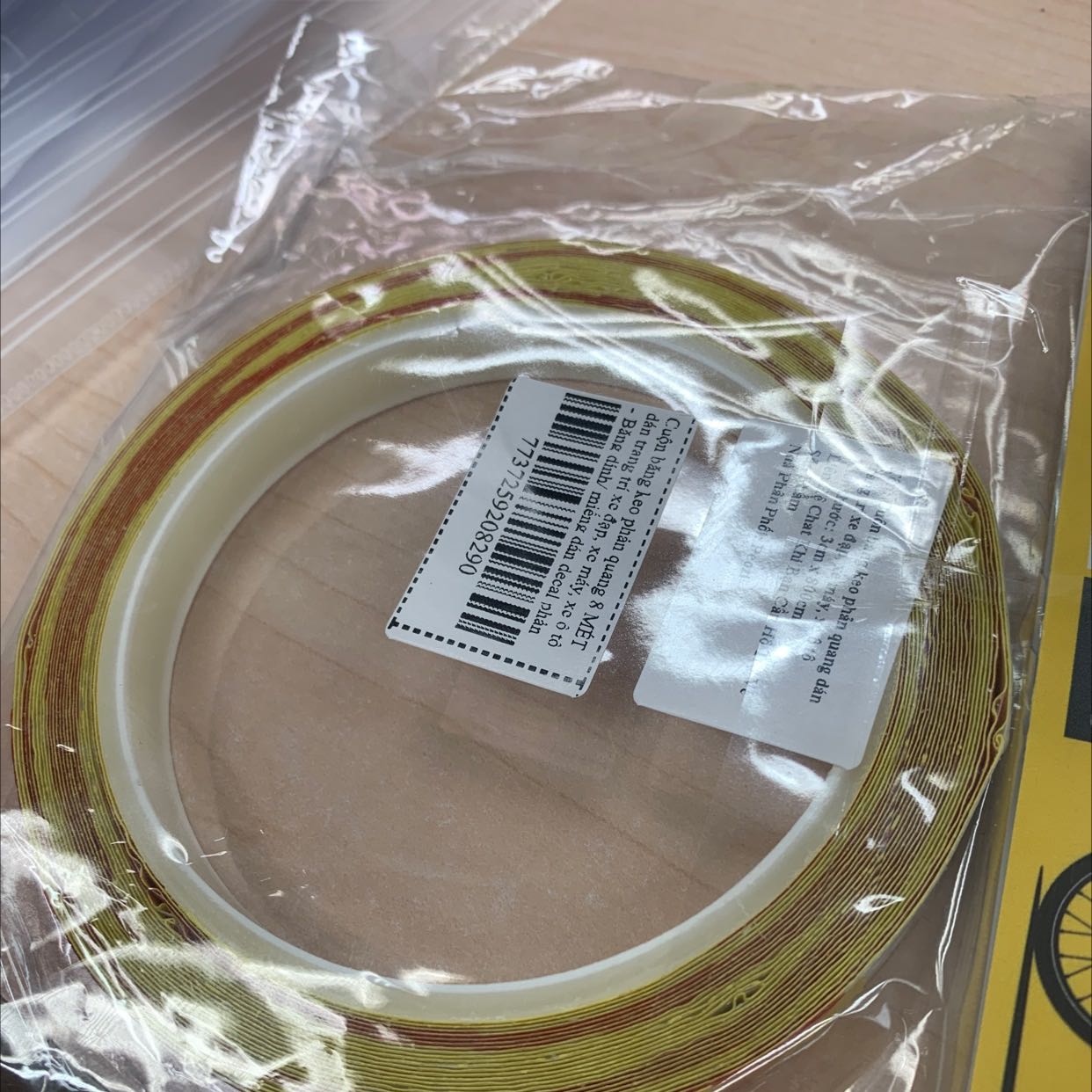 Không biết dán được ko, nhưng mà nhìn cuộn decal ko đc đều lắm