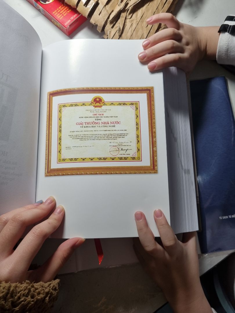 ổn lắm mng à, mua cho bé học tiểu học để dùng chứ nhiều cái mình cũng k biết gthich ntn ấy. vỏ bên ngoài bọc mới còn bìa bên trong hơi cũ. nch 322k là ổn nha mng hihi