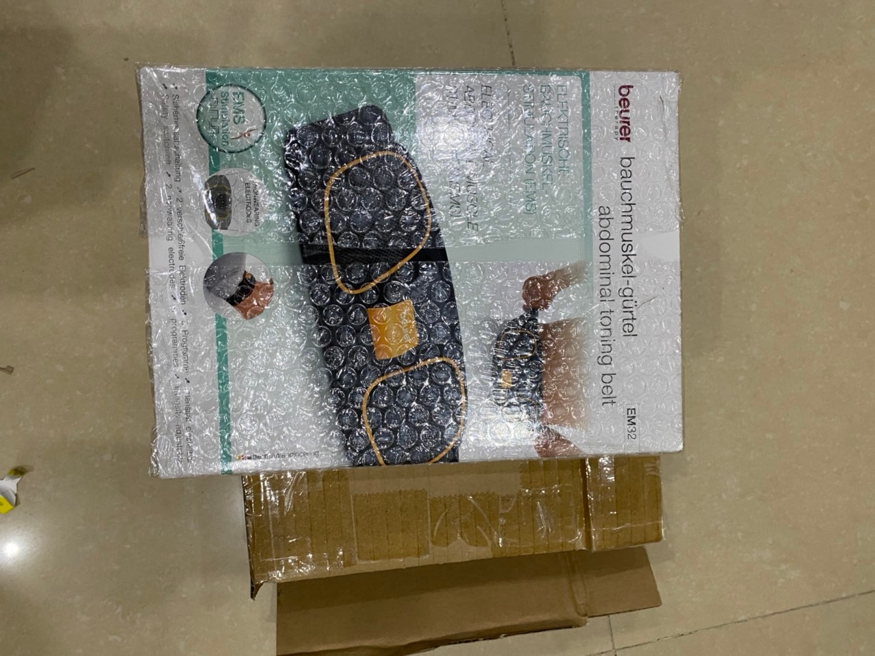 Giao hàng rất nhanh, mình mới đặt 30 phút mà đã nhận được hàng, nhân viên giao hàng cực kỳ thân thiện. Sản phẩm đóng gói cẩn thận, hộp chắc chắn lại có cả xốp chống va đập, hàng chính hãng, giấy tờ bảo hành đầy đủ, nên rất yên tâm.