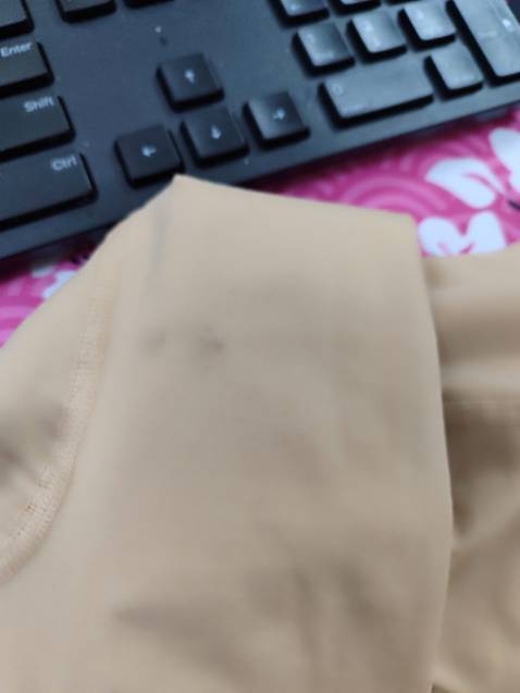 Sao vớ không có bao bì, nhãn mác hay hộp gì cả vậy shop? Chỉ có mỗi cái bao nilon dán miệng và 1 tờ giấy note be bé. Vớ còn bị dính bẩn nữa.
Với mức giá 180k mà nhận món hàng thế này thì...không tương xứng.