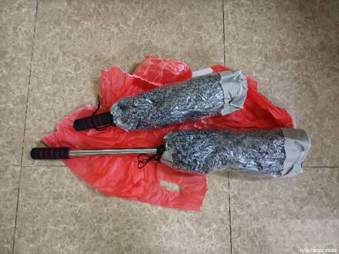 Cầm khá nặng tay, cán hơi to nên không cơ động, có mùi plastic khó chịu, chất liệu nhìn hơi nhiều ni lông nhưng thấm nước rất nhiều, rất lâu khô. Dùng khô, phủi bên ngoài xe ô tô chắc ổn. Nếu dùng trong nhà thì nên mua loại khác nhẹ hơn và phải không có mùi plastic. Giá 64k 1 cái, mua 2 cái. Được cái mua gói thành viên nên được miễn phí ship.