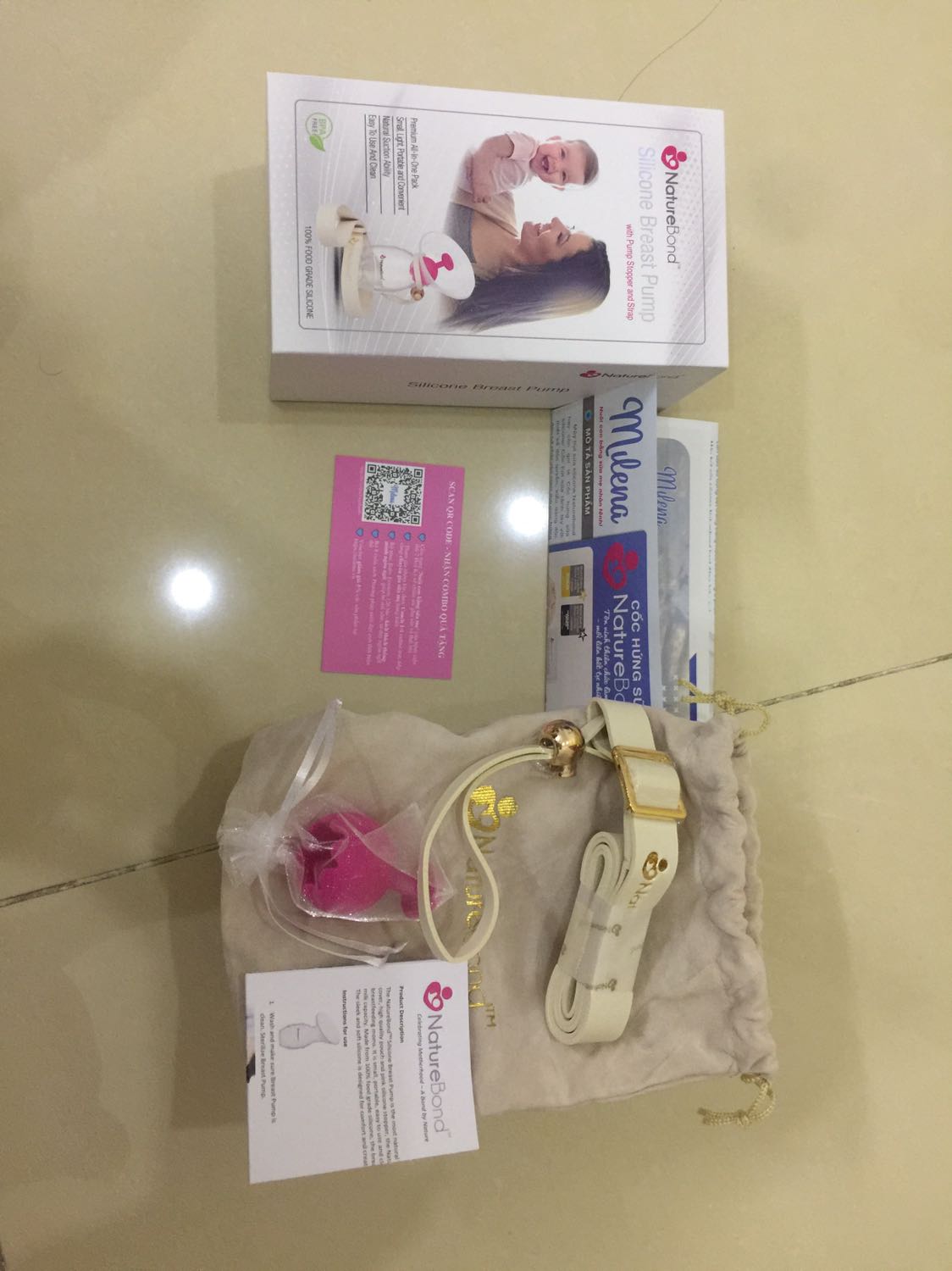 Giao hàng sớm hơn 1 ngày. Mình rất vui vì đang nóng lòng sử dụng. Lúc nãy bé ti một bên mình hứng bên còn lại được 70ml. Rất tiện vì vừa cho con ti vừa tranh thủ cất được 1 cữ sữa nữa. Điều này tiện hơn máy hút sữa rất rất nhiều. Dễ sử dụng. Khi sữa gần đầy thì phải vịn vì bình nặng, dễ rơi. Mình thấy rất đáng mua, rất tuyệt vời! Cảm ơn Shop vì còn kèm theo cả phiếu Nhận combo quà tặng ^^. Có thể khi đi làm lại mình sẽ mua thêm vài bình nữa.