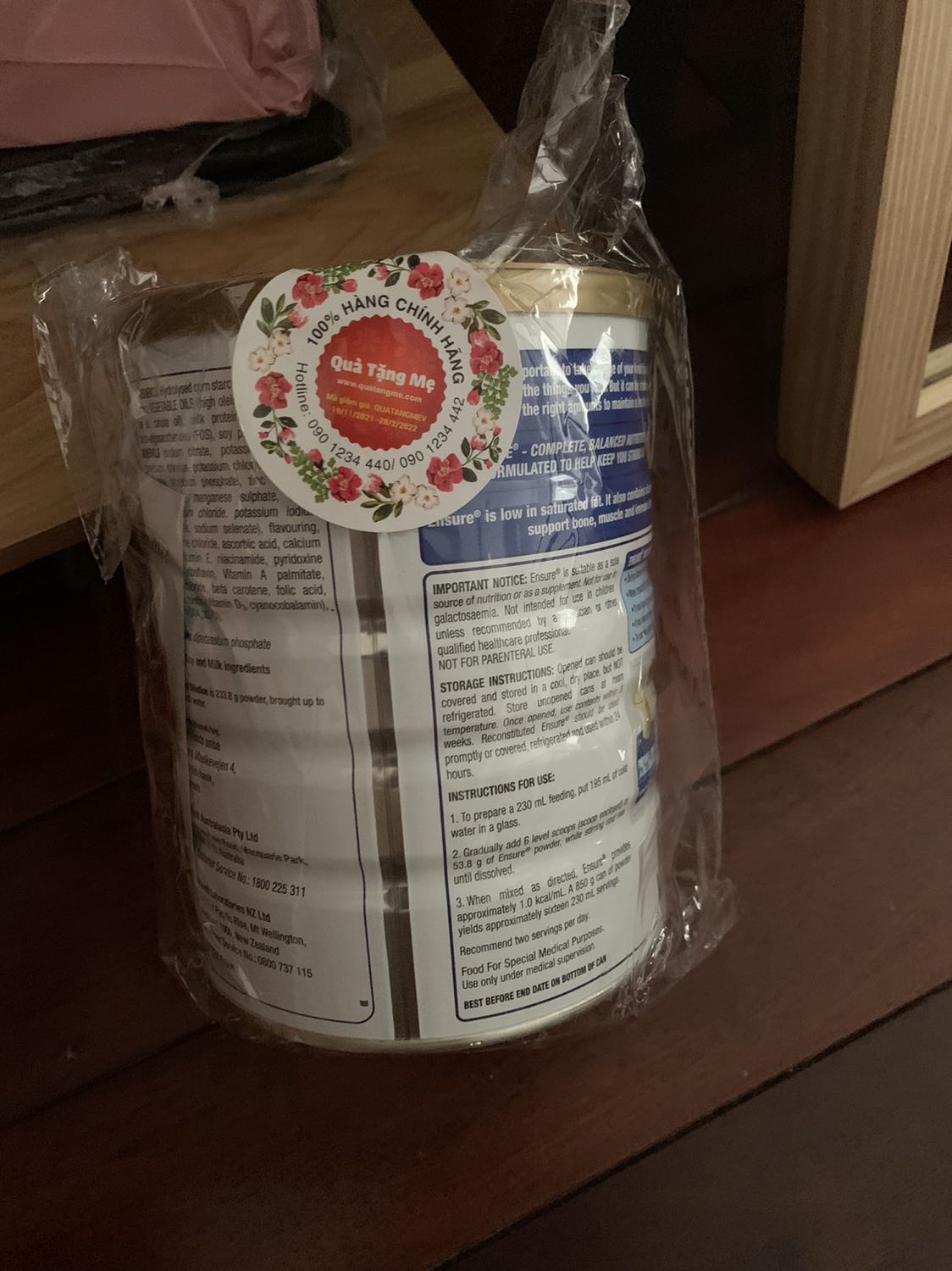 Đóng gói cẩn thận, giao hàng nhanh, có thiệp tặng 8/3 đính kèm đẹp mắt. Sữa còn nguyên seal tem